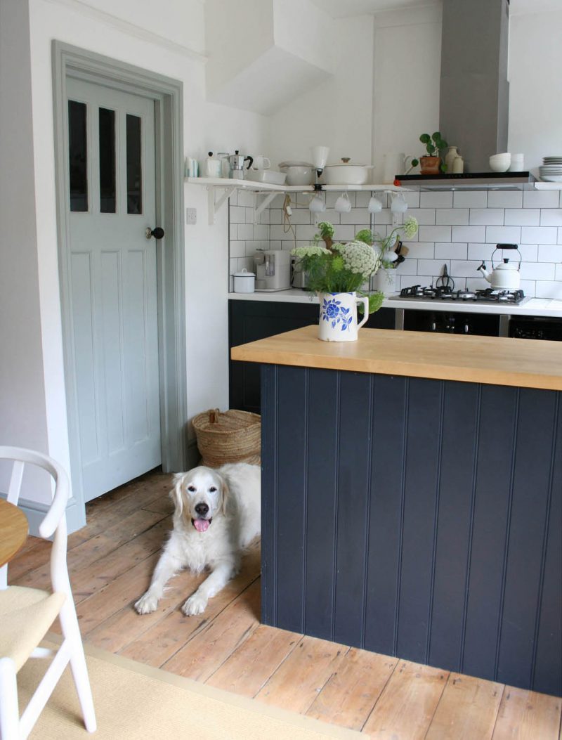 Shaker style kitchen in railings – Apartment Apothecary